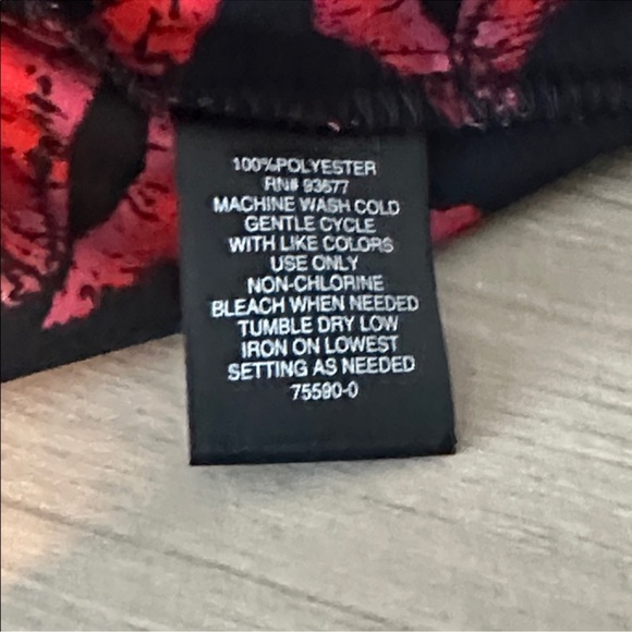 BOLD elements Black and Red Lip Print Blouse NEW - Picture 5 of 5